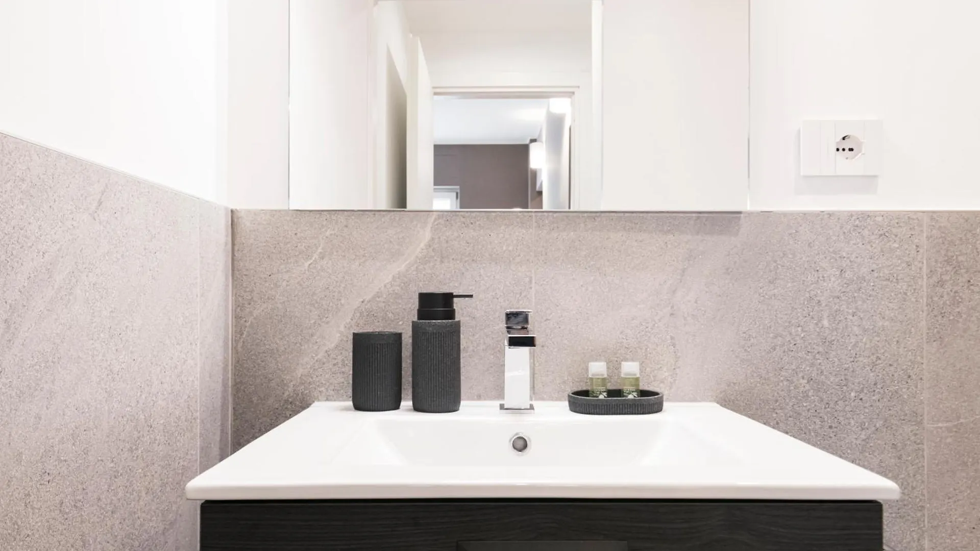 Easylife - Modern Apartment With Garden Milan